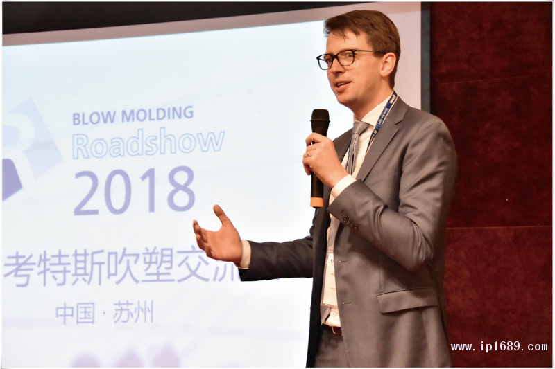 順德考特斯CEO陳俊添先生(圖一)與考特斯德國(guó)總部銷售總監(jiān)Alain-Cappelle(圖二)致歡迎辭及作公司介紹:擁有80多年歷史的考特斯是全球第一家生產(chǎn)商用擠出吹塑成型機(jī)的制造商,也是世界最大的擠出吹塑成型機(jī)械設(shè)備供應(yīng)商之一。-(2)